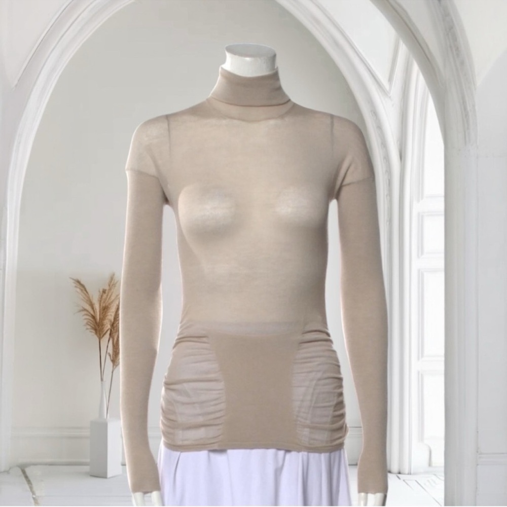 Gucci Cashmere Light Turtleneck Size
Small, = Authentictic
$479 $1,300|